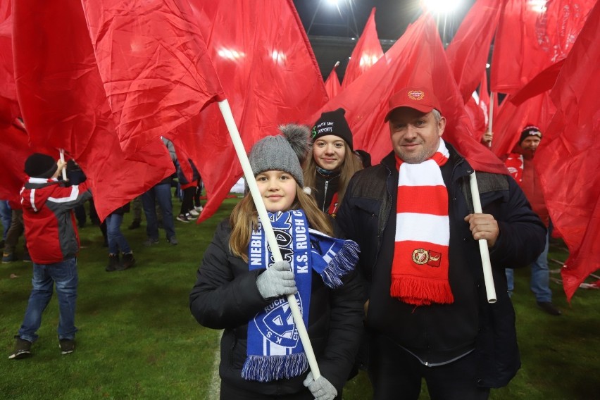 Dziś na płycie boiska na stadionie Widzewa kibice utworzyli...