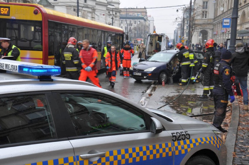 Wypadek na Marszałkowskiej. Autobus zderzył się z...