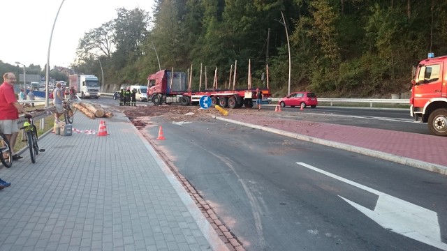 Wypadek w Nowym Sączu. Przewrócona ciężarówka z drewnem.