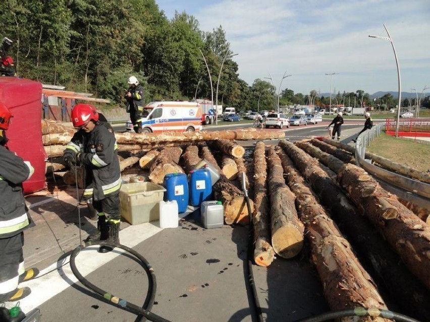 Wypadek w Nowym Sączu. Przewrócona ciężarówka z drewnem.