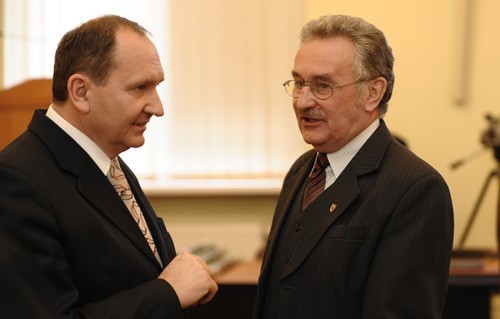 Starosta Zbigniew Potyrała (z lewej) i nowy przewodniczący rady powiatu Walerian Pietrzak