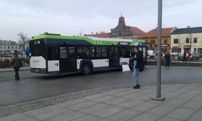 Samochód osobowy uderzył w autobus MZK na pl. Kościuszki w Tomaszowie Maz. [zdjęcia]