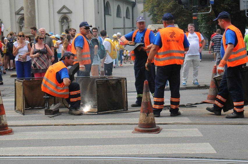 Kraków. Tramwaje wykoleiły się na ul. Stradomskiej. Trwa naprawa [ZDJĘCIA]