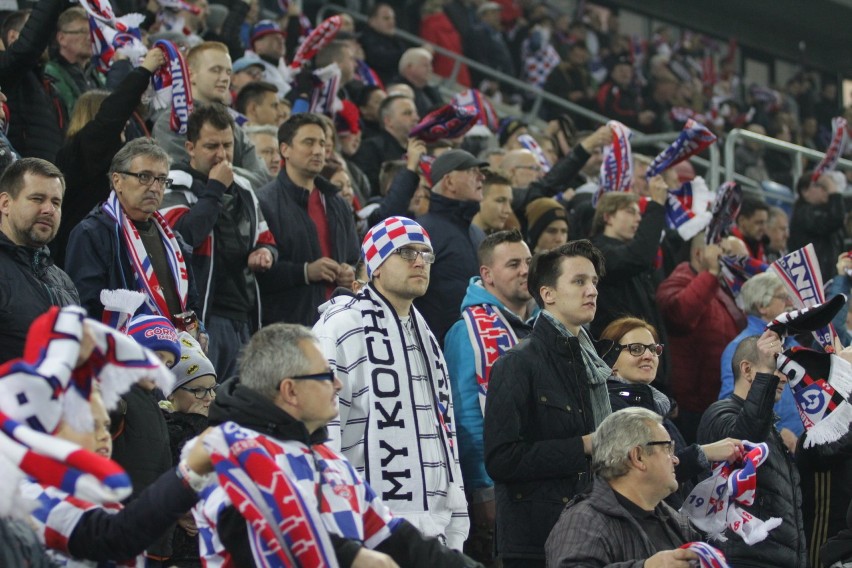 Górnik Zabrze - Śląsk Wrocław [ZDJĘCIA]. Kibice przed meczem odśpiewali hymn, były opaski na ramionach, wojskowa eskorta...