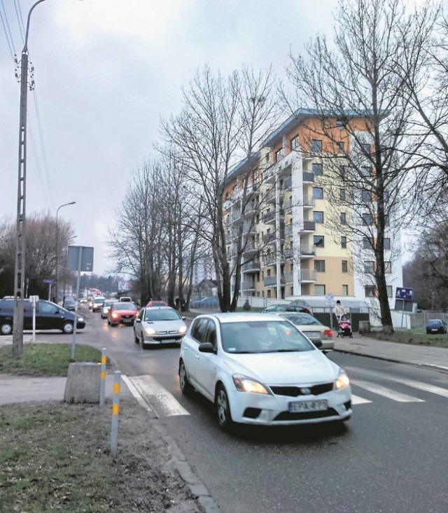 Ulica Chwarznieńska na Witominie regularnie, w godzinach porannego i popołudniowego szczytu komunikacyjnego, się korkuje.