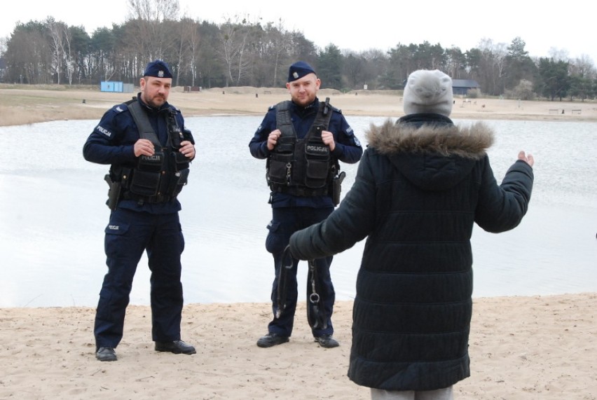 Rawicz. Policjanci patrolują miejsca rekreacyjne m.in.: parki i plażę na poligonie. Zapowiadają surowe konsekwencje dla niepokornych