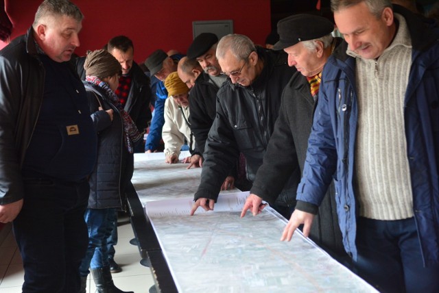 W sali Domu Kultury w Przysusze były wyłożone mapy z wytyczonymi trzema wariantami przebiegu nowej trasy S12.