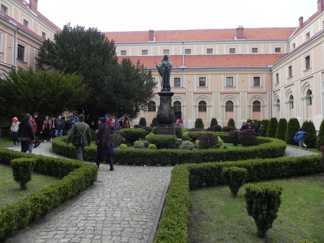 Wyższe Seminarium Duchowne w Sandomierzu z figurą Chrystusa Dobrego Pasterza.
