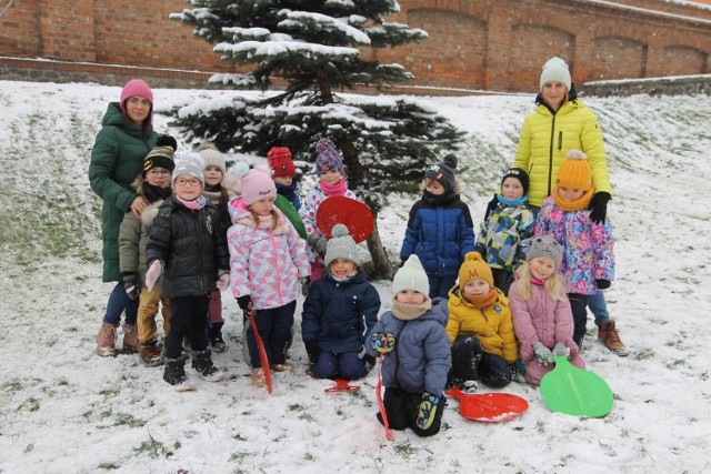 Mróweczki z Niepublicznego Przedszkola Brzdąc lubią zabawy na śniegu