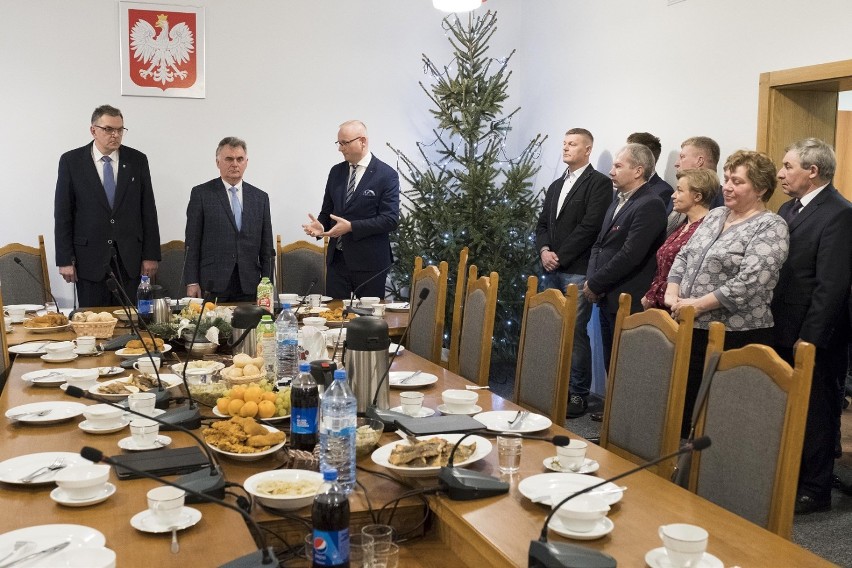 Wojewoda w Margoninie. Był gościem na sesji rady gminy i na spotkaniu świątecznym (ZDJĘCIA)