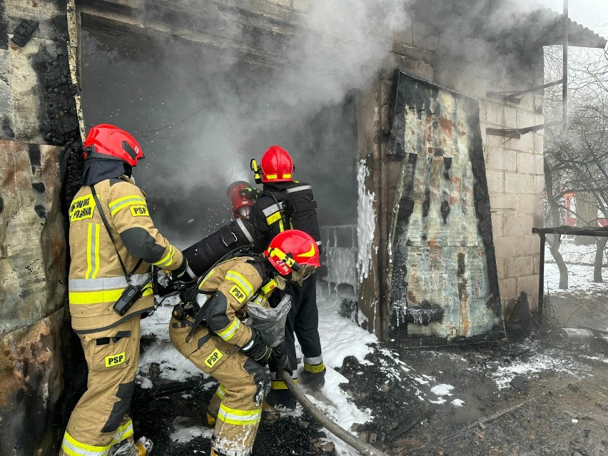 Strażacy z Radomska gasili pożar garażu we Frachowcu w...