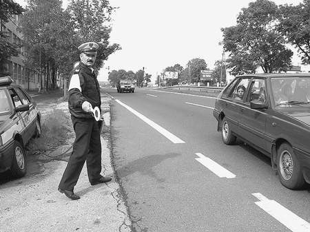 Policjanci kontrolowali prędkość i stan techniczny samochodów. / DARIUSZ KRAWCZYK