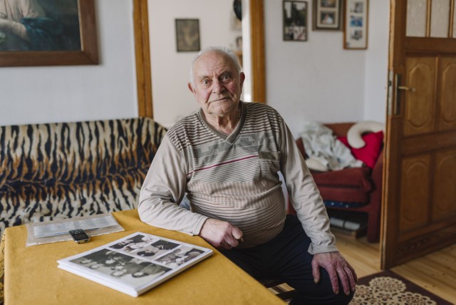 Pan Roman ma 91 lat, skromną emeryturę. Postanowił się podzielić, tym co ma, ze Szpitalem na Wyspie i gminą Lubsko. Tysiąc trafił do szpitala na zakup maseczek, drugi tysiąc na pomoc zadłużonej gminie.