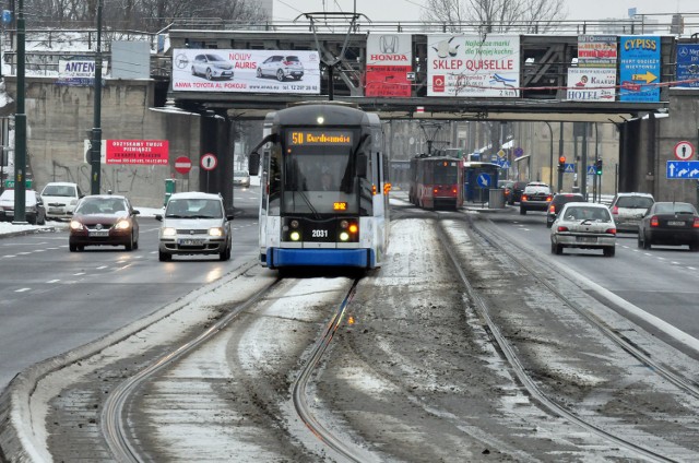 -&nbsp;Przecież dopiero co wadliwe szyny zostały tu wymienione za bardzo duże pieniądze. To niesamowite, że już trzeba je reperować, ciąć i spawać - irytuje się Michał Słania, mieszkaniec osiedla Nowy Prokocim.