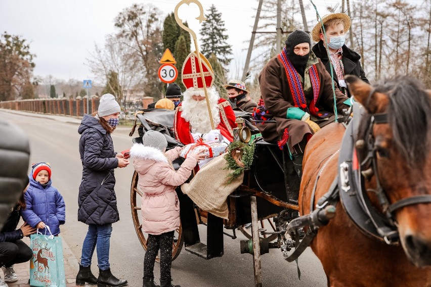 Przejazd Orszaku Świętego Mikołaja przez wieś