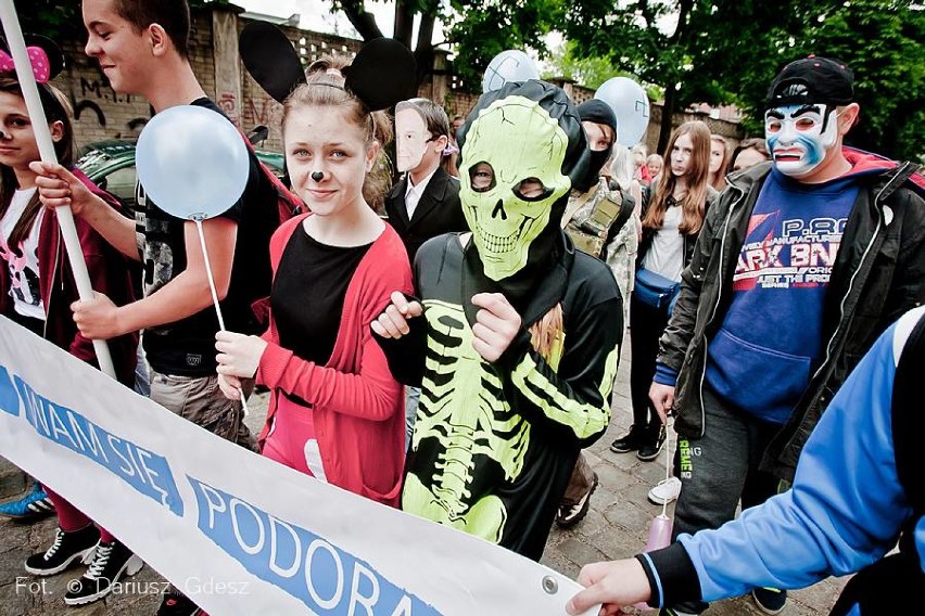 Parada Teatralna odbyła się w Wałbrzychu - barwny korowód przeszedł  ulicami centrum miasta