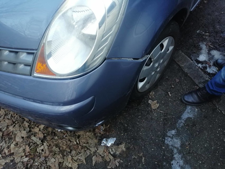  W centrum Kołobrzegu auto w dziurze. Mieszkaniec ul. Wąskiej miał pecha