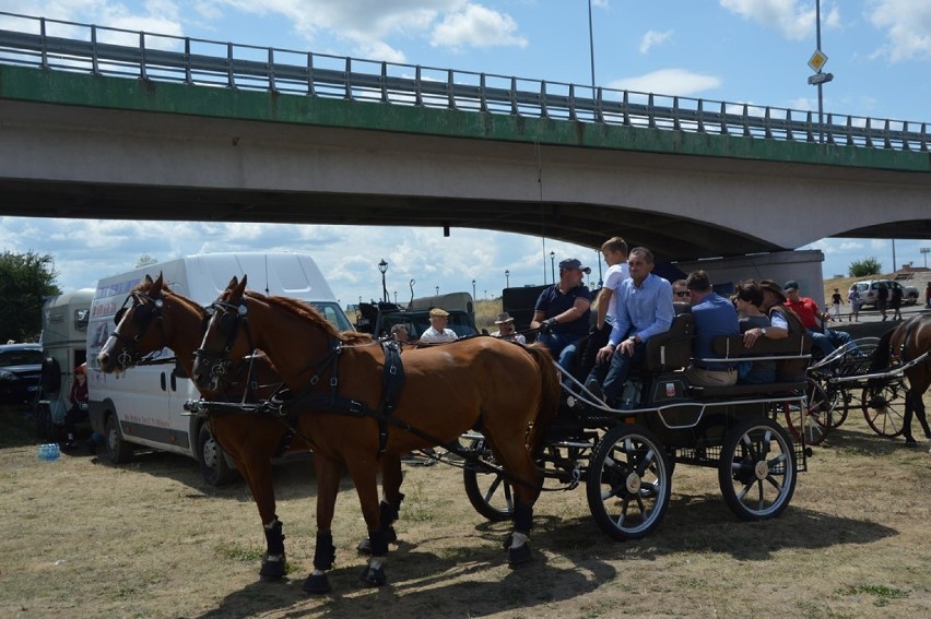 Parada zaprzęgów konnych ulicami Uniejowa