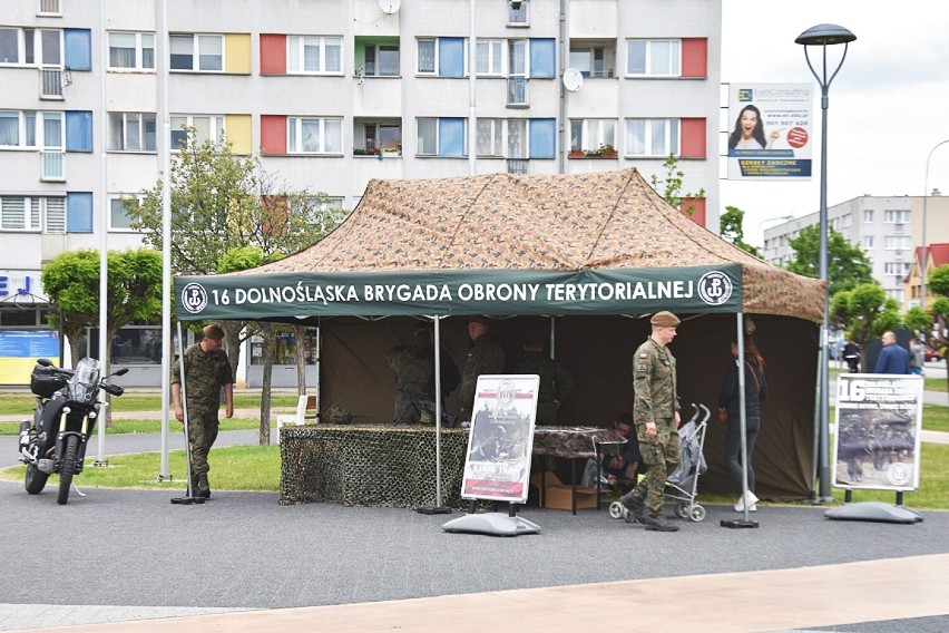 Piknik wojskowy na placu Zwycięstwa w Oleśnicy