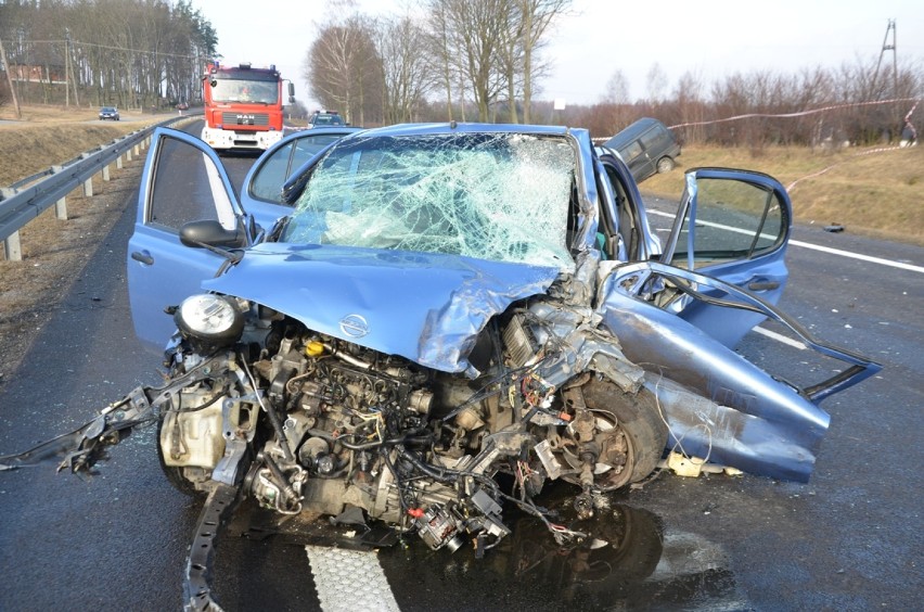 Czołowe zderzenie busa i samochodu osobowego. Jedna osoba nie żyje