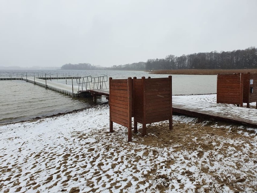 Plaża nad jeziorem Lubikowskim w wakacje jest dosłownie...