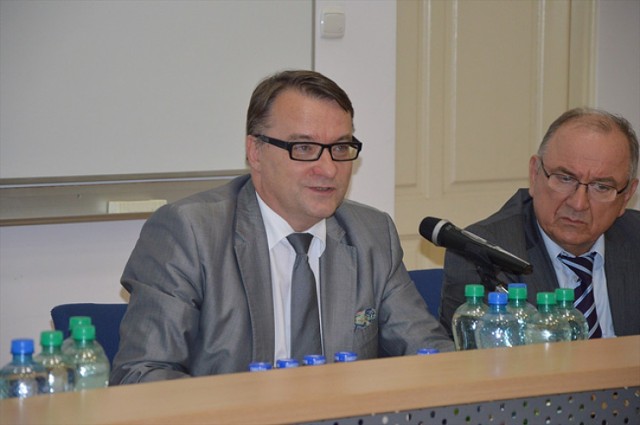 Na zdjęciu minister Marek Biernacki i wiceminister Jerzy Kozdroń