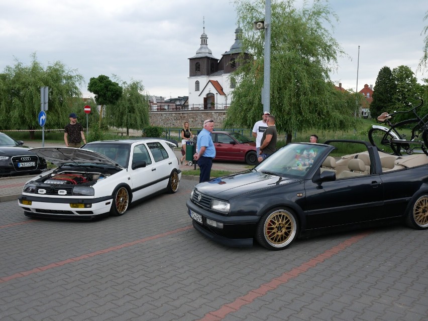 SimonSaysGetLow w Skokach. Na miejscowym targowisku zaprezentowano stuningowane samochody 