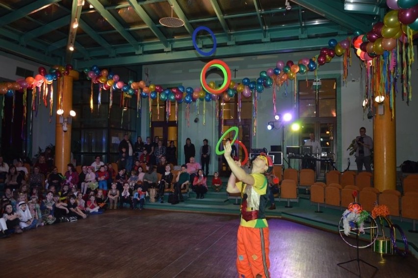 Wielki kinderbal w Skarżysku. Były tańce i cyrkowe pokazy (DUŻO ZDJĘĆ)