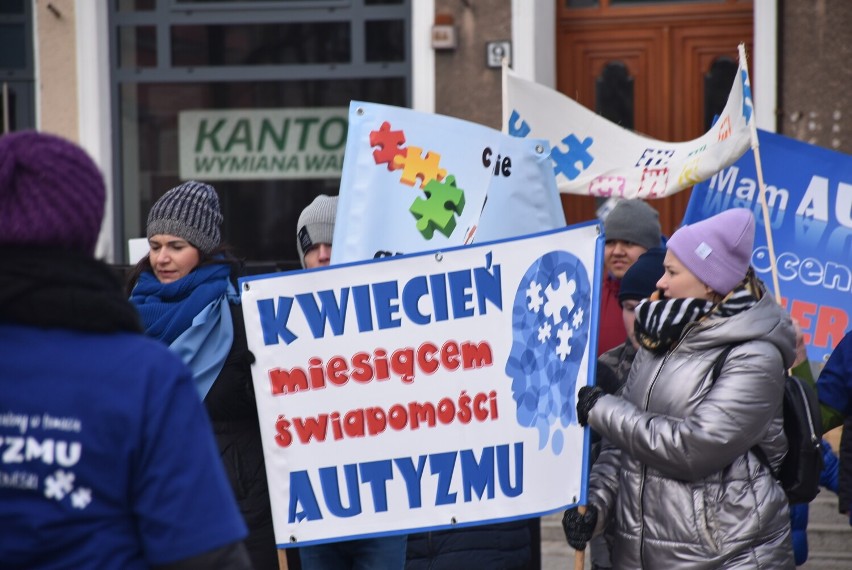 Gniezno. Dzień Autyzmu: niebieski pochód przeszedł ulicami Gniezna. „Nie oceniam, wspieram!” [FOTO]