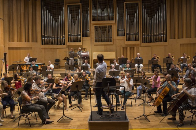 Podczas najbliższego pierwszego koncertu z cyklu Koncertów Rodzinnych Orkiestrę Symfoniczną Filharmonii Opolskiej poprowadzi dyrektor Przemysław Neumann.