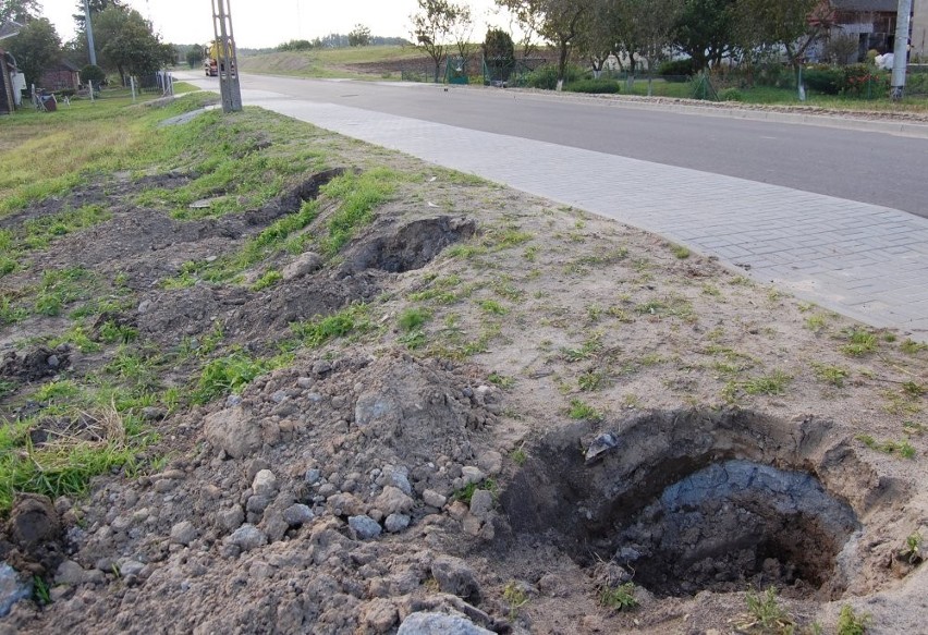 "Po deszczu woda ze studzienek wybijała na wysokość kolan"...