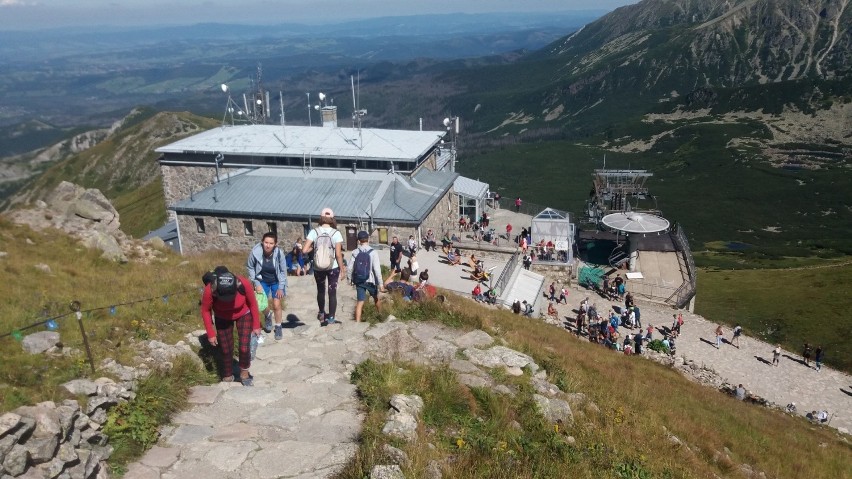 Kasprowy Wierch. Widok ze szczytu na górną stację kolejki