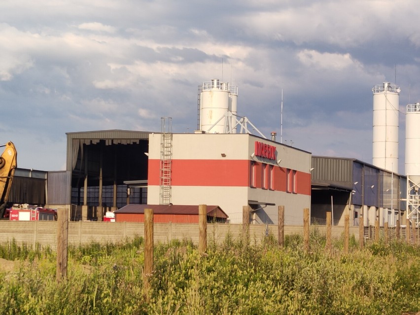 Pożar w zakładzie w Skarbimierzu-Osiedlu - 6.07.2022r.