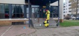 Strażacy wezwani do nieznanej substancji rozlanej na schodach w Pile [ZDJĘCIA]