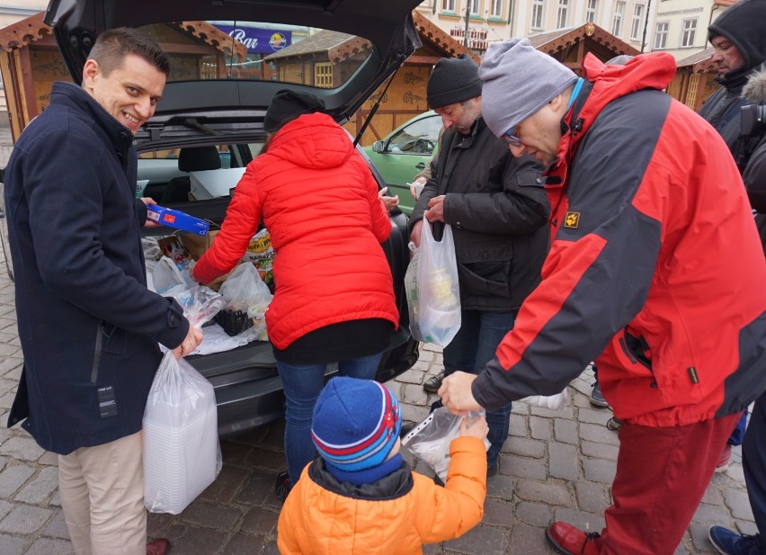 "Ciepło serca w słoiku" na Starym Rynku. Wielkanocna akcja pomocy bezdomnym [zdjęcia, wideo] 