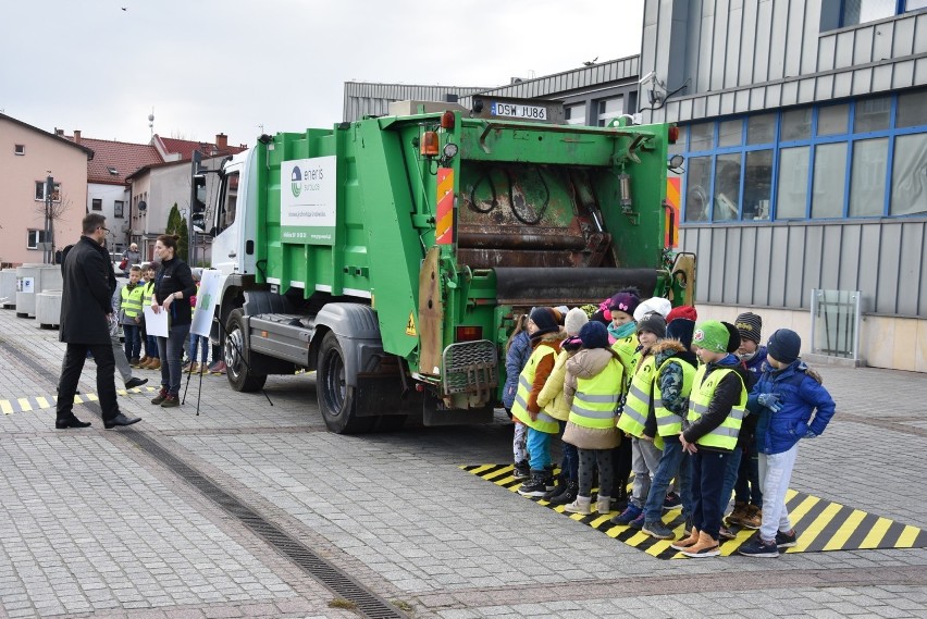 Po co segregować, skoro wszystko trafia do jednej śmieciarki?  Fakty i mity na temat gospodarki odpadami