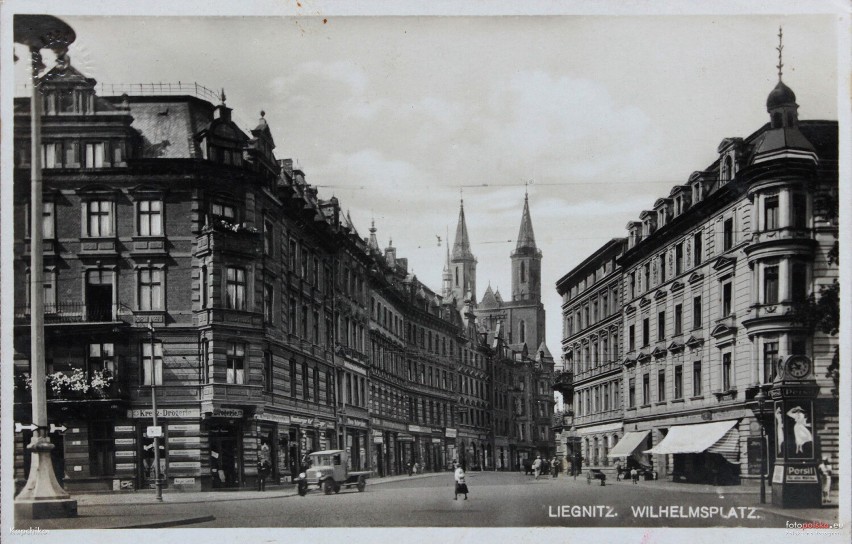 Tak wyglądała 100 lat temu jedna z głównych ulic Legnicy. Zobacz archiwalne zdjęcia ulicy Wrocławskiej!