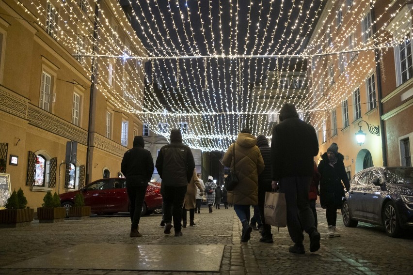 Iluminacja Warszawa 2021. 4 grudnia Nowy Świat i Krakowskie Przedmieście rozbłysły tysiącami światełek. Zdjęcia iluminacji świątecznej