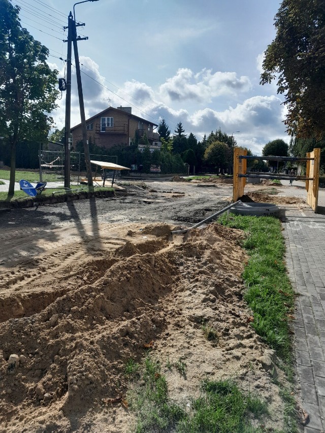 Rondo budowane jest u zbiegu ulic Złotej, Prostej i Szymanowskiego. Na czas prac z ruchu wyłączona jest część tych ulic i wyznaczono objazdy