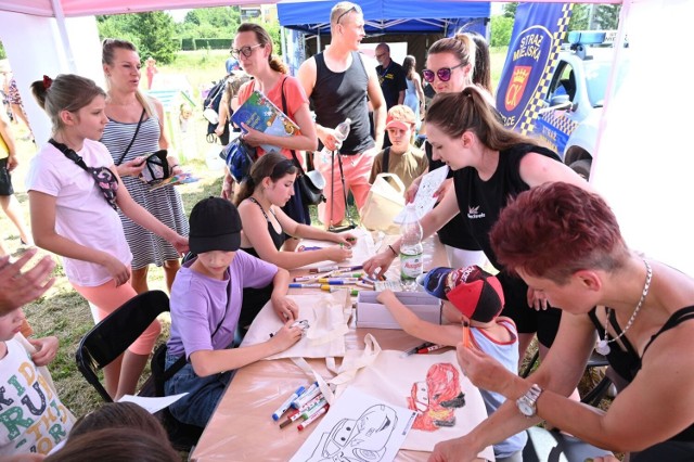 Wielu mieszkańców pojawiło się na Pikniku Rodzinnym, który odbył się w sobotę, 23 lipca, na osiedlu Podkarczówka w Kielcach. Organizatorzy zadbali o wiele atrakcji dla całych rodzin.