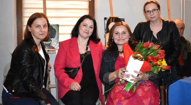 Urszula Bydlińska ( z kwiatami) w otoczeniu przyjaciół podczas poetyckiego  wieczoru w Gminnym Domu Kultury w Cycowie. fot.