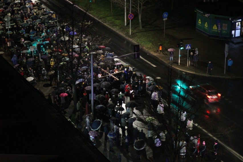 Miejska Droga Krzyżowa w Koninie. Tłum wiernych przemaszerował ulicami miasta [FOTO]