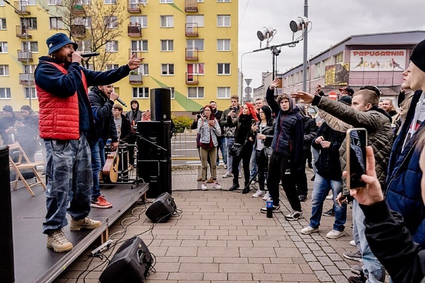 W sobotę na scenie pojawią się Sara James i Nullizmatyk....