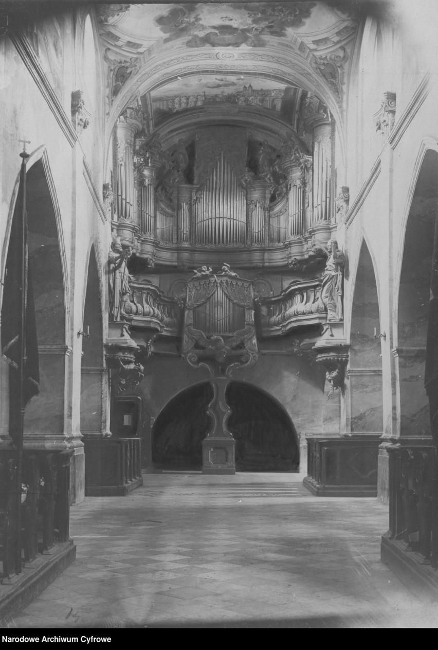 Bogato zdobione, zabytkowe, barokowe organy w parafii...