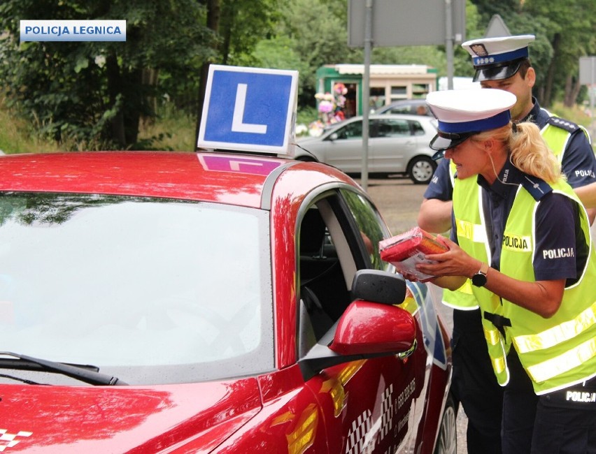 Akcja „Prędkość” policji w Legnicy. Dla przekraczających prędkość mandaty, a dla jadących zgodnie z przepisami nagrody! 