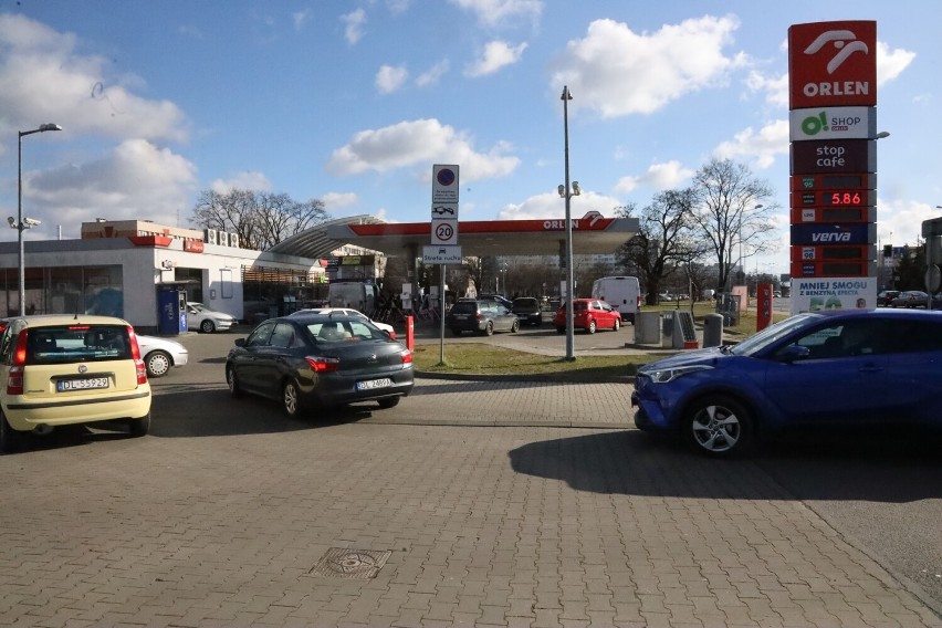 Zobaczcie na zdjęciach ile kosztuje paliwo w Legnicy, w drugim dniu po ataku Rosji na Ukrainę