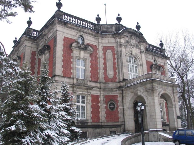 Władze gminy Świerklaniec szukają sposobu aby - zarządzający m.in. Pałacem Kawalera - GOR, wyszedł z długów.