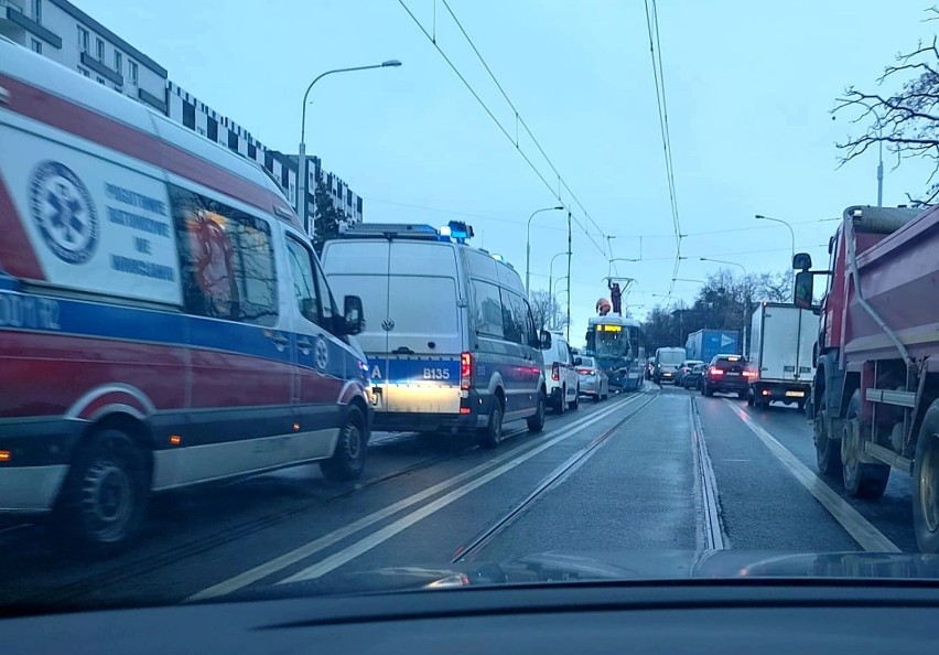 Wrocław. Groźnie wyglądający wypadek na ul. Grabiszyńskiej. Tramwaj zderzył się z ciężarówką [ZDJĘCIA]
