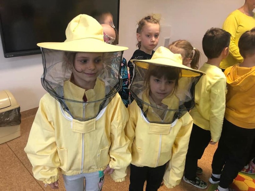 Przedszkolaki poznały świat pszczół