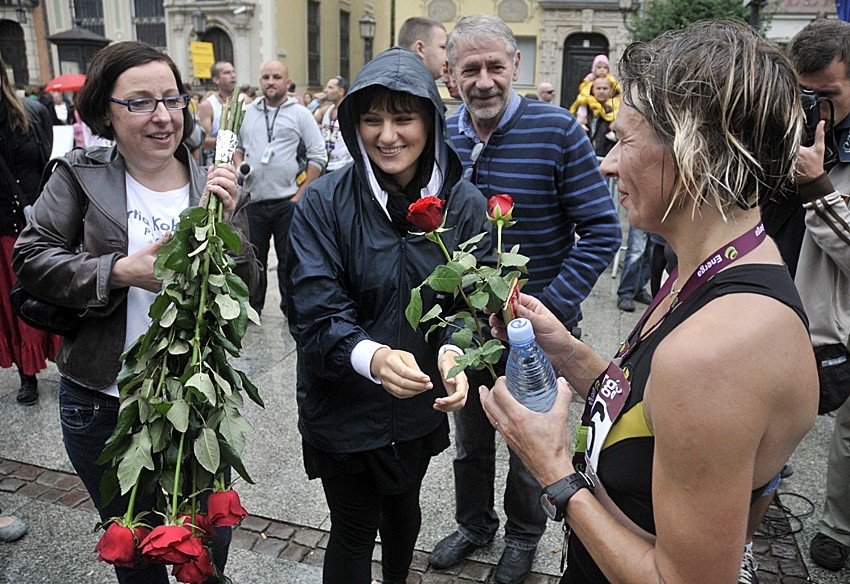 Maraton Solidarności 2012: Protest w imię solidarności. Feministki wręczyły róże biegaczkom ZDJĘCIA